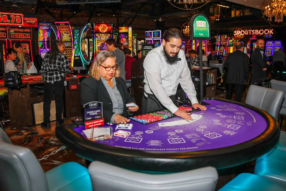 Carlos Sotelo y Shaliza Murphy preparan una mesa en el Downtown Grand Hotel and Casino el viern ...