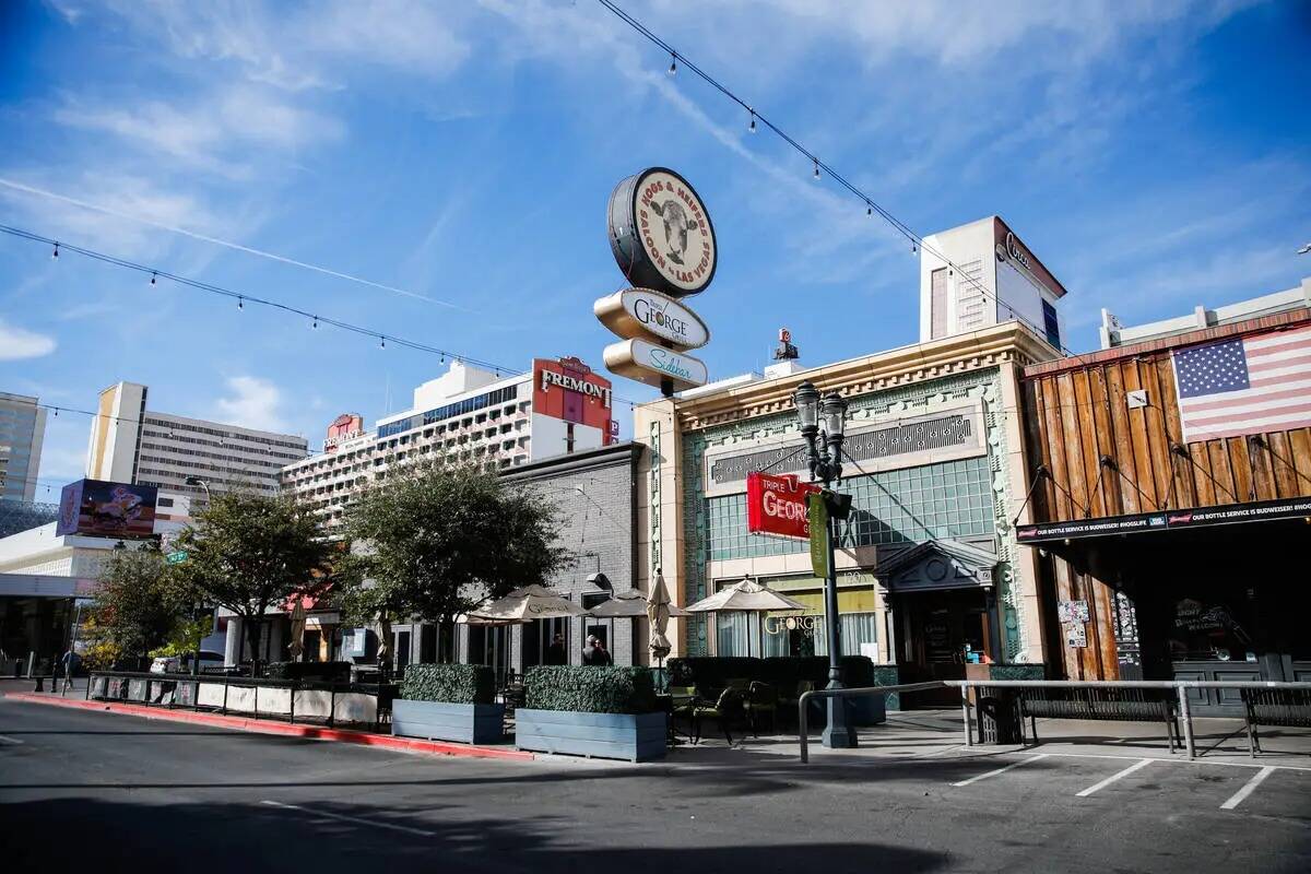 3rd Street frente al Downtown Grand Hotel and Casino, el viernes 15 de diciembre de 2023, en La ...