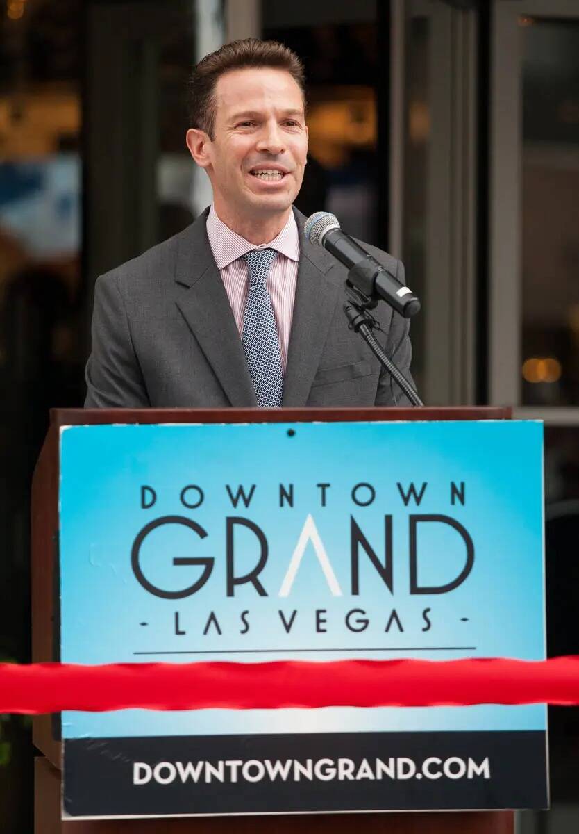 El director ejecutivo de Downtown Grand Las Vegas, Seth Schorr, hace unas declaraciones durante ...