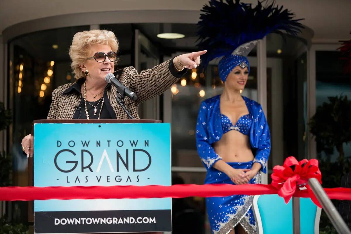 La alcaldesa de Las Vegas, Carolyn Goodman, se dirige al público durante la ceremonia de corte ...