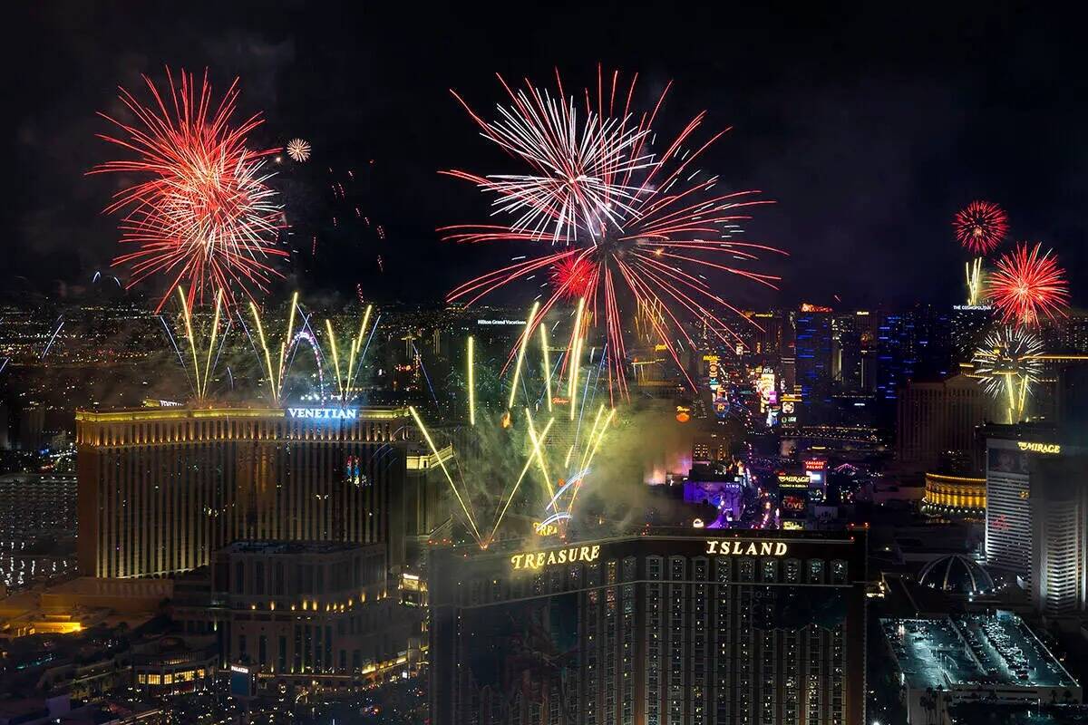 Los fuegos artificiales de Año Nuevo estallan sobre el Strip vistos desde lo alto de la Torre ...