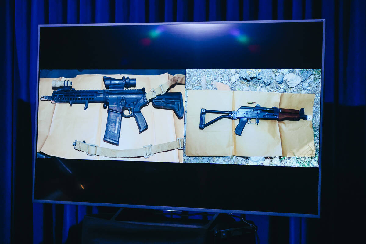 En una fotografía se ven dos rifles utilizados por Justin Davidson en persecución y se ven du ...