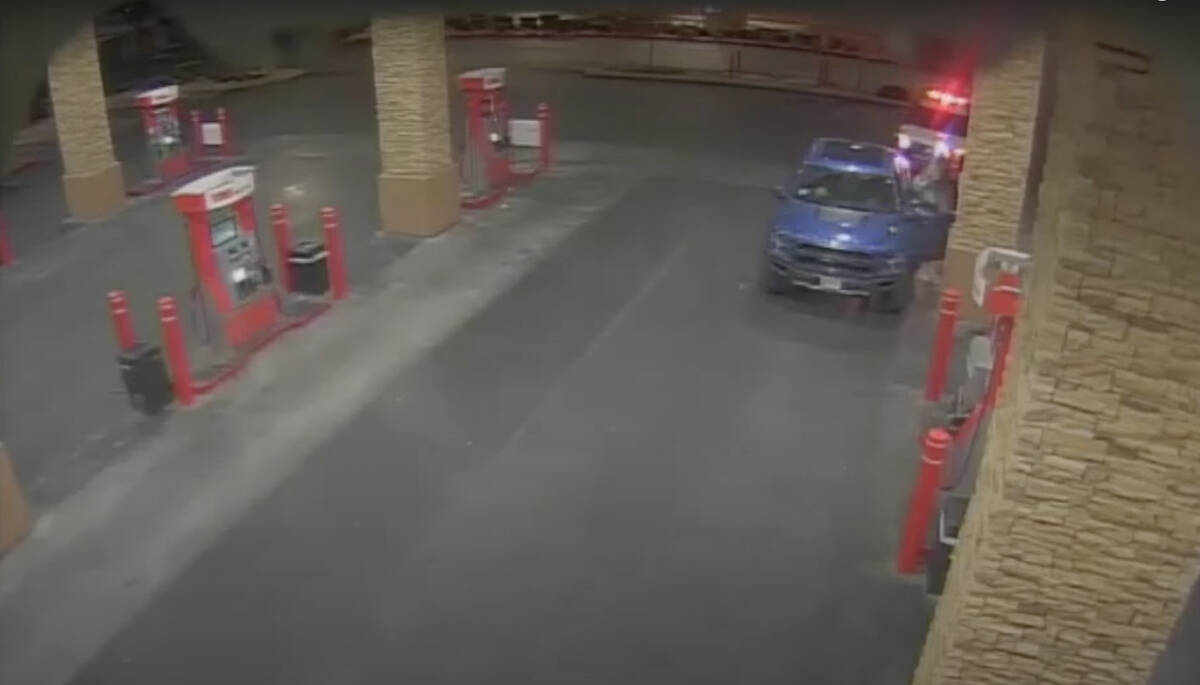 Imagen de video de gasolinera en donde Justin Davidson se robó un camioneta tras disparar a su ...
