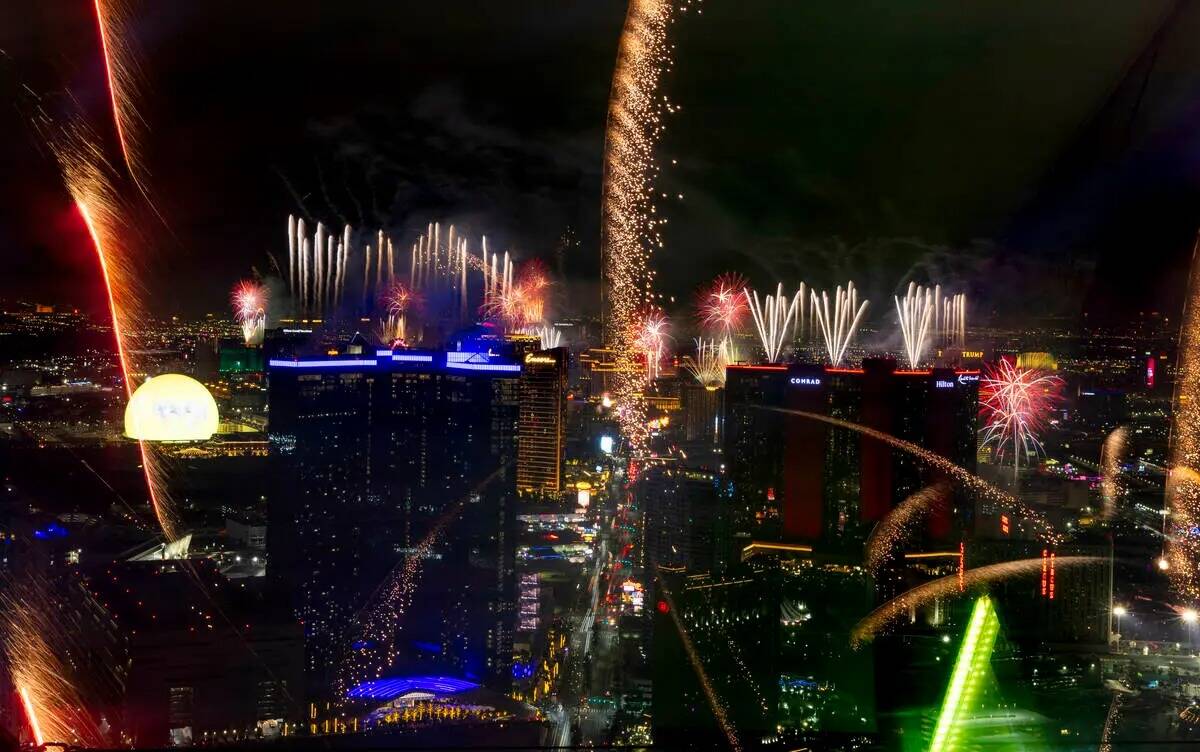 Fuegos artificiales sobre el Strip de Las Vegas como parte de las festividades de Nochevieja en ...
