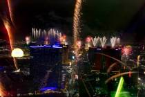 Fuegos artificiales sobre el Strip de Las Vegas como parte de las festividades de Nochevieja en ...