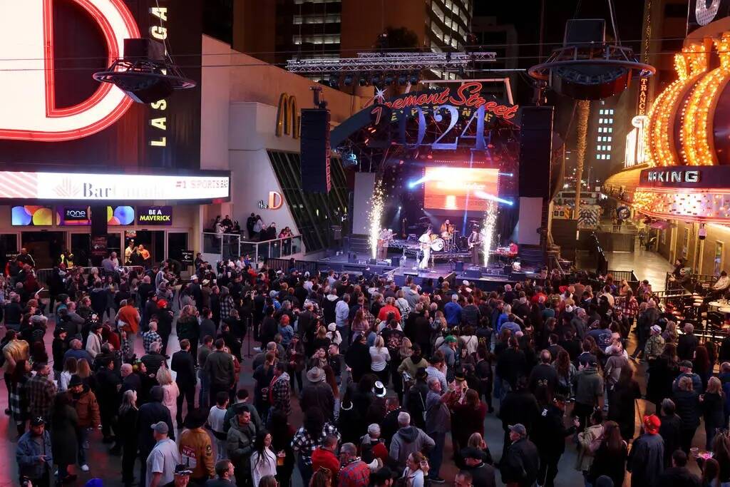 Fiesteros de Año Nuevo ven Beach Weather en el escenario de la calle 3 durante el festival Tim ...