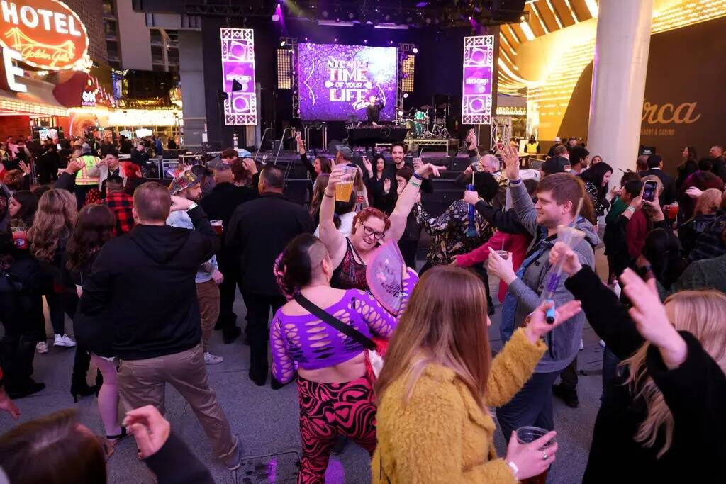 Fiesteros de Año Nuevo bailan en el Main Street Stage durante el Time of Your Life Festival en ...