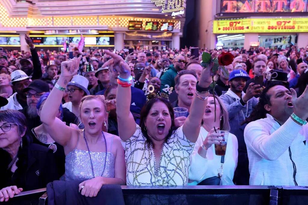 Fiesteros celebran la Nochevieja durante el Festival Time of Your Life en Fremont Street Experi ...