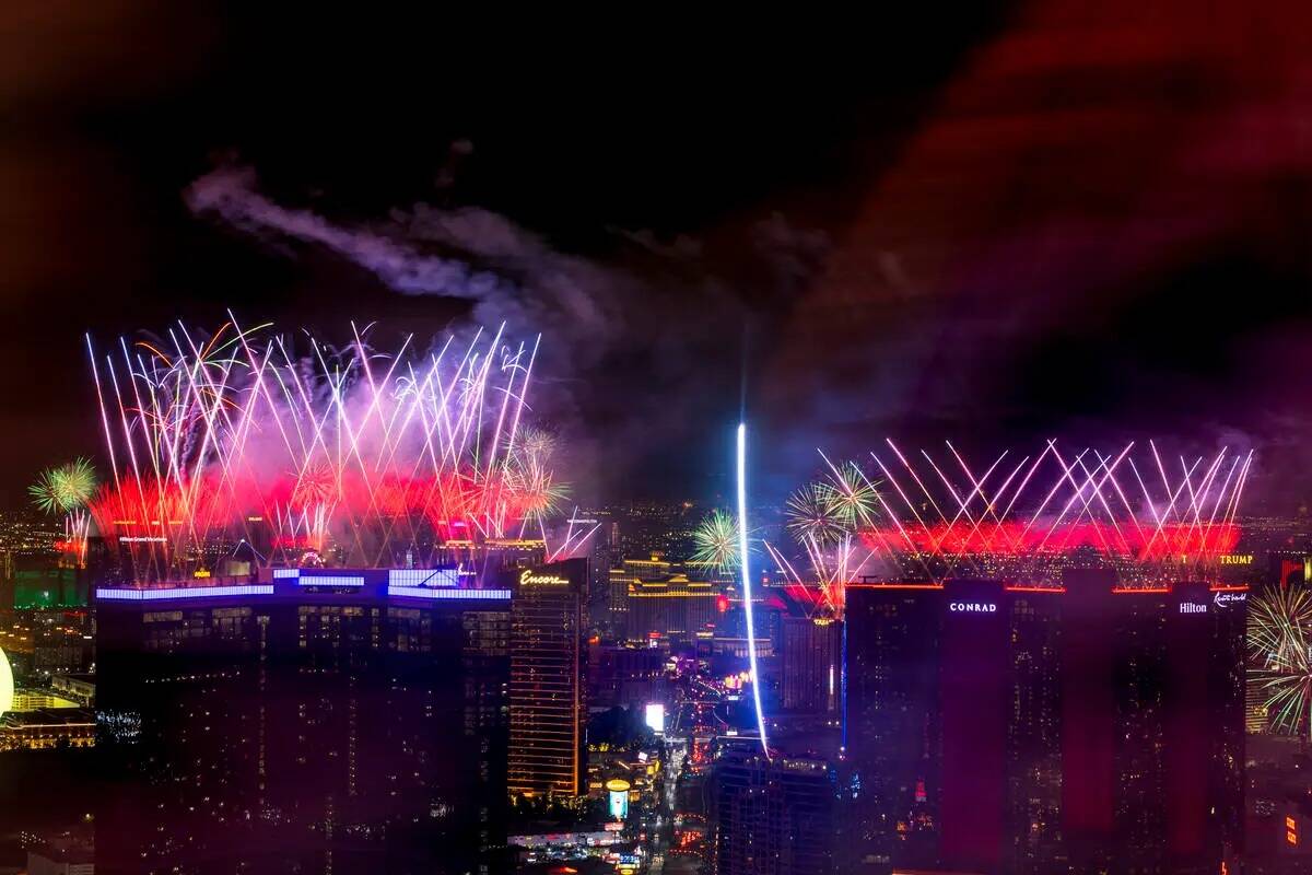 Fuegos artificiales sobre el Strip de Las Vegas como parte de las festividades de Nochevieja en ...