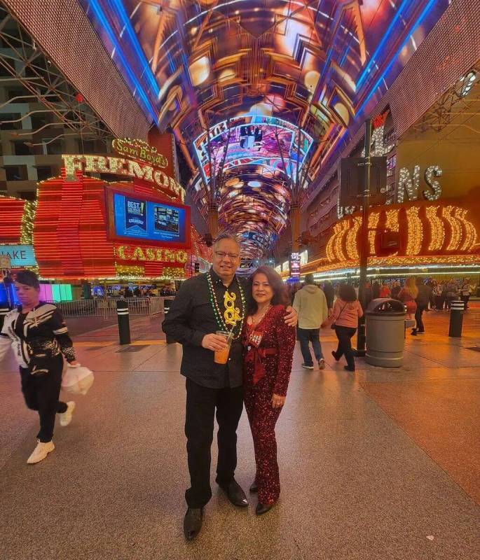 Dick Ochoa y Kelly Vilamar, residentes de Los Ángeles, en Fremont Street para la Nochevieja de ...