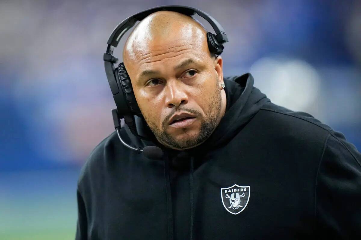 El entrenador de los Raiders de Las Vegas, Antonio Pierce, camina por la línea de banda durant ...