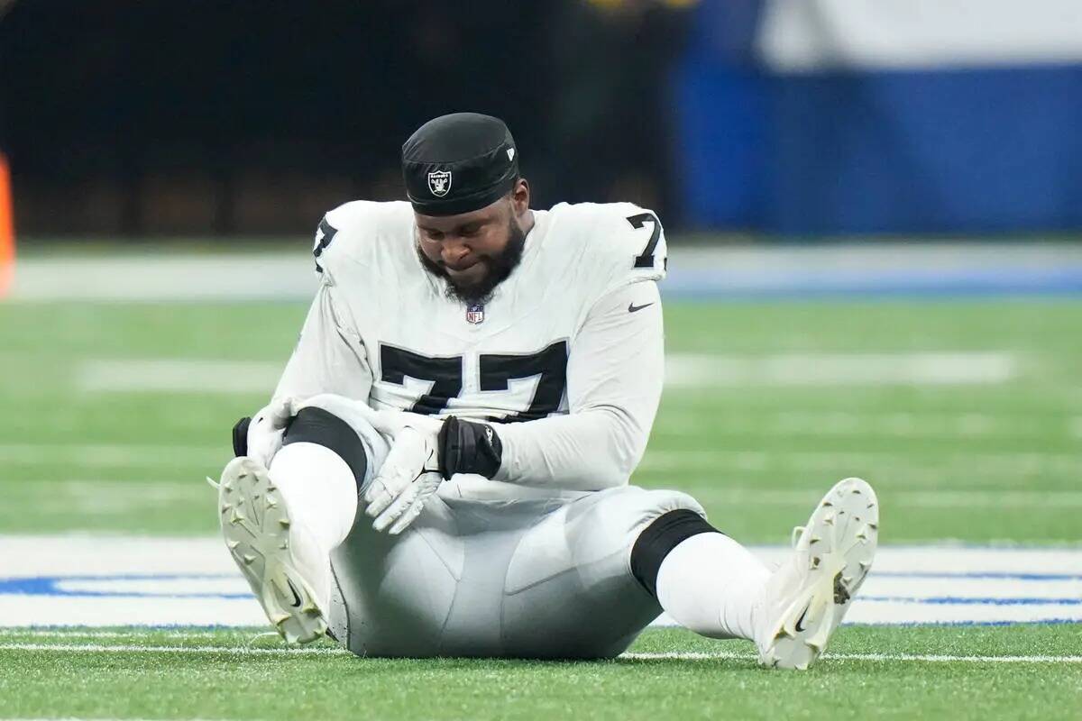 Thayer Munford Jr. (77), tacleada ofensiva de los Raiders de Las Vegas, cae lesionado durante l ...