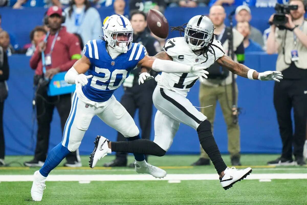 El safety de los Indianapolis Colts, Nick Cross (20), intercepta un pase destinado al wide rece ...