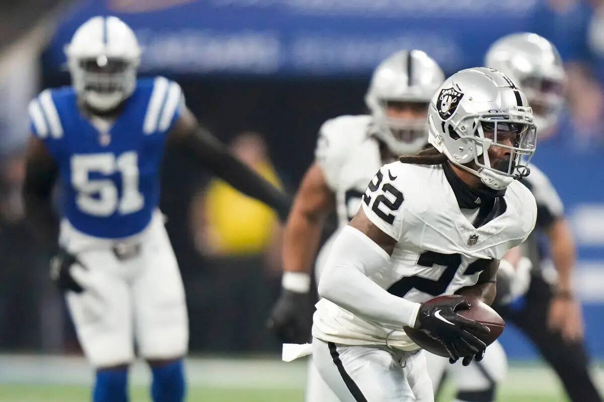 El running back de los Raiders de Las Vegas, Ameer Abdullah (22), carga durante la primera mita ...