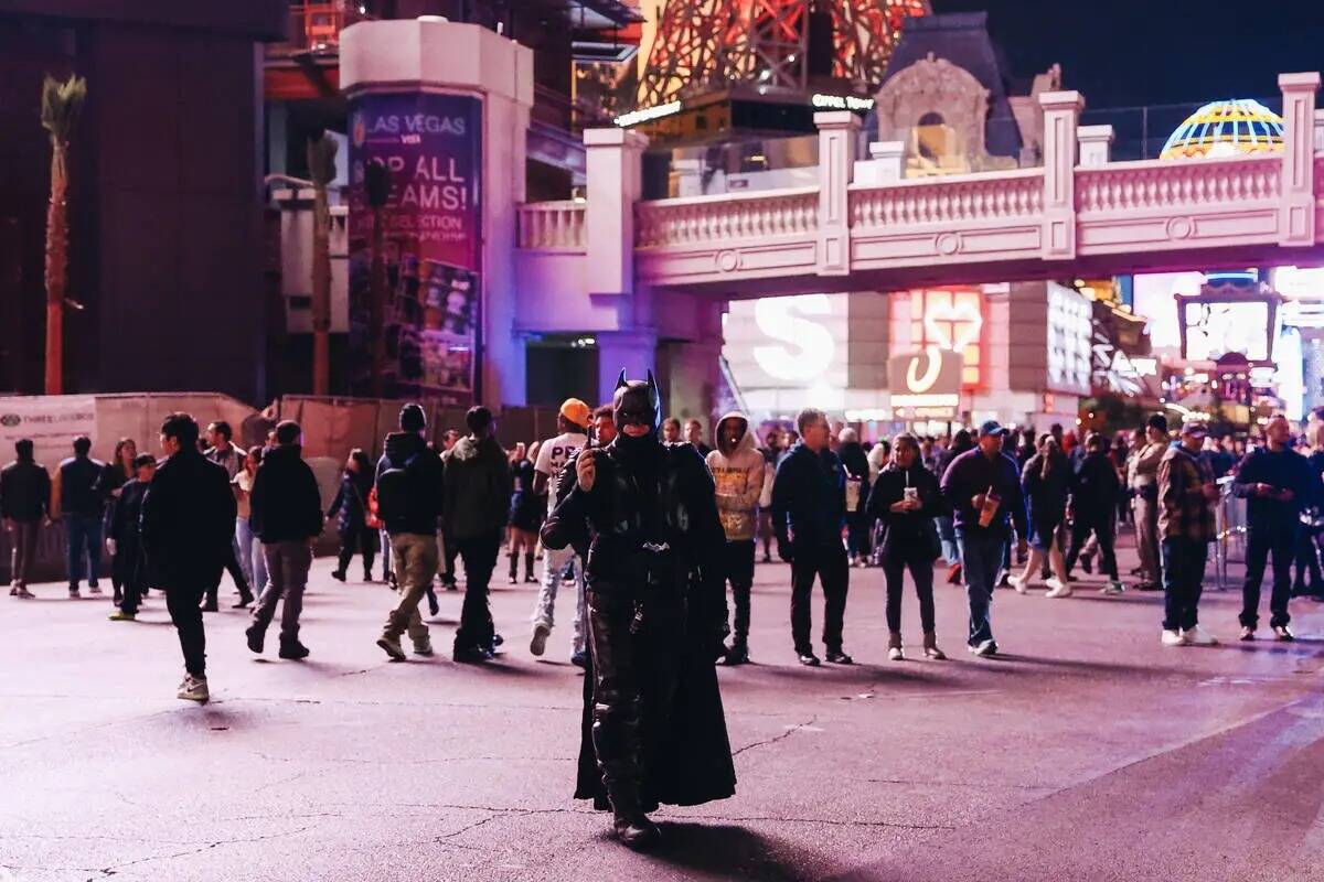 Un músico ambulante vestido de Batman pasea por el Strip el domingo 31 de diciembre de 2023, e ...