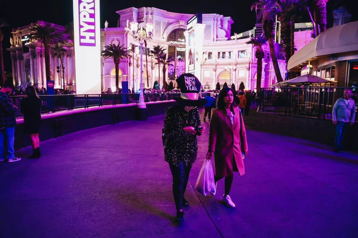 Fiesteros de Año Nuevo caminan por el Strip el domingo 31 de diciembre de 2023, en Las Vegas. ...
