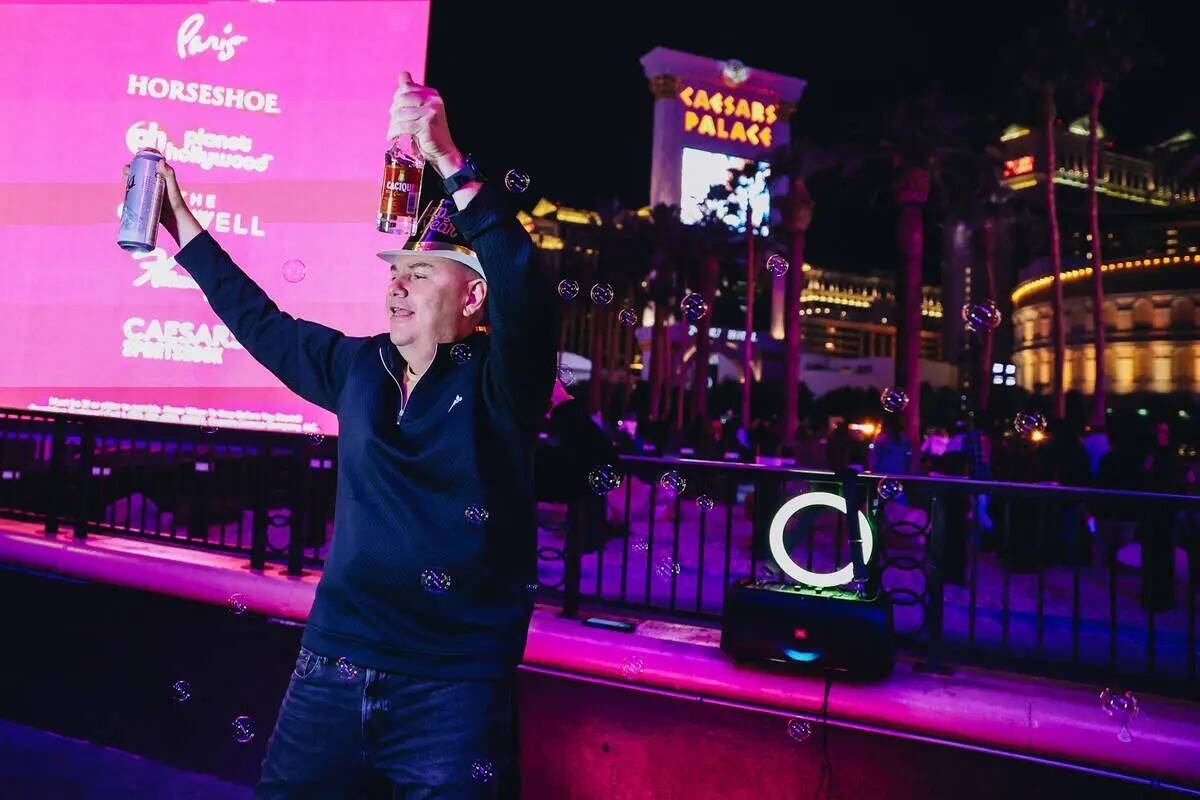 Fiesteros bailan frente a Harrah's el domingo 31 de diciembre de 2023, en Las Vegas. (Madeline ...