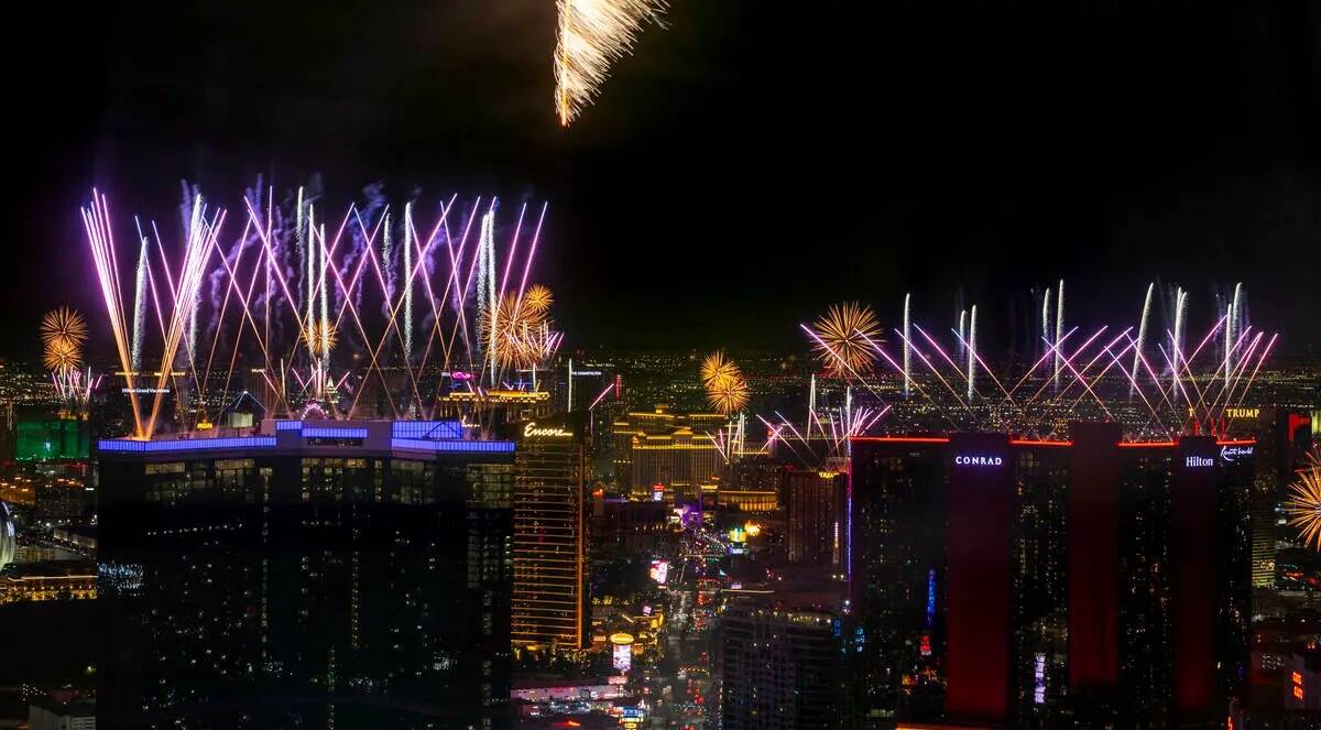 Fuegos artificiales estallan sobre el Strip de Las Vegas como parte de las festividades de Noch ...