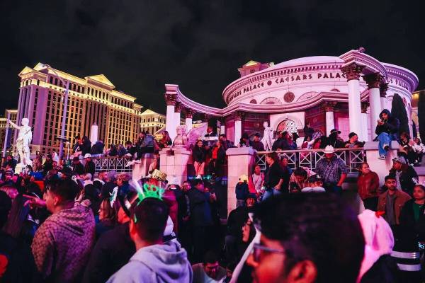 Multitudes de personas se alinean en el Strip frente al Caesars Palace para las celebraciones d ...