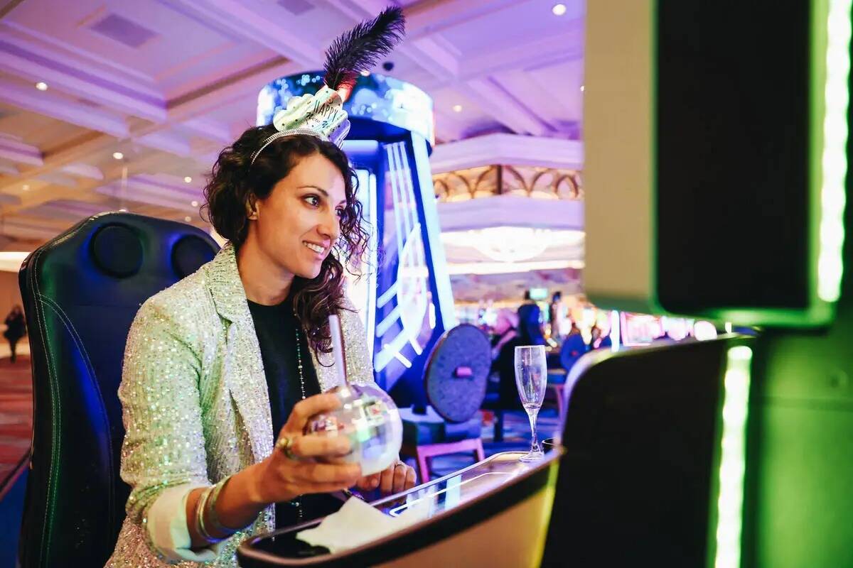 Shereen Hamed se sienta ante una máquina de juego en el interior del Bellagio el domingo 31 de ...