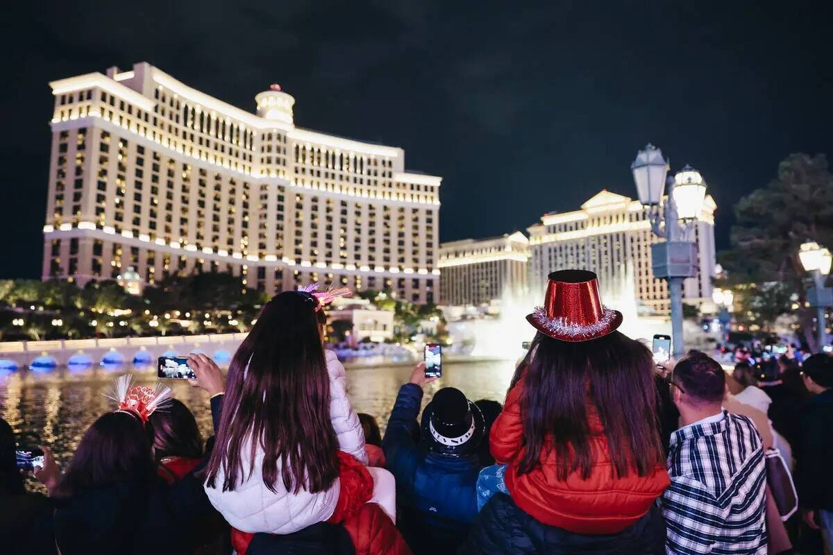 Unos niños observan las fuentes del Bellagio el domingo 31 de diciembre de 2023, en Las Vegas. ...