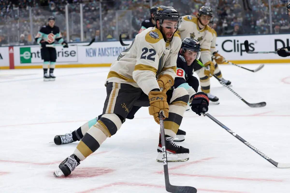 El ala derecha de Vegas Golden Knights Michael Amadio (22) trabaja para controlar el puck bajo ...