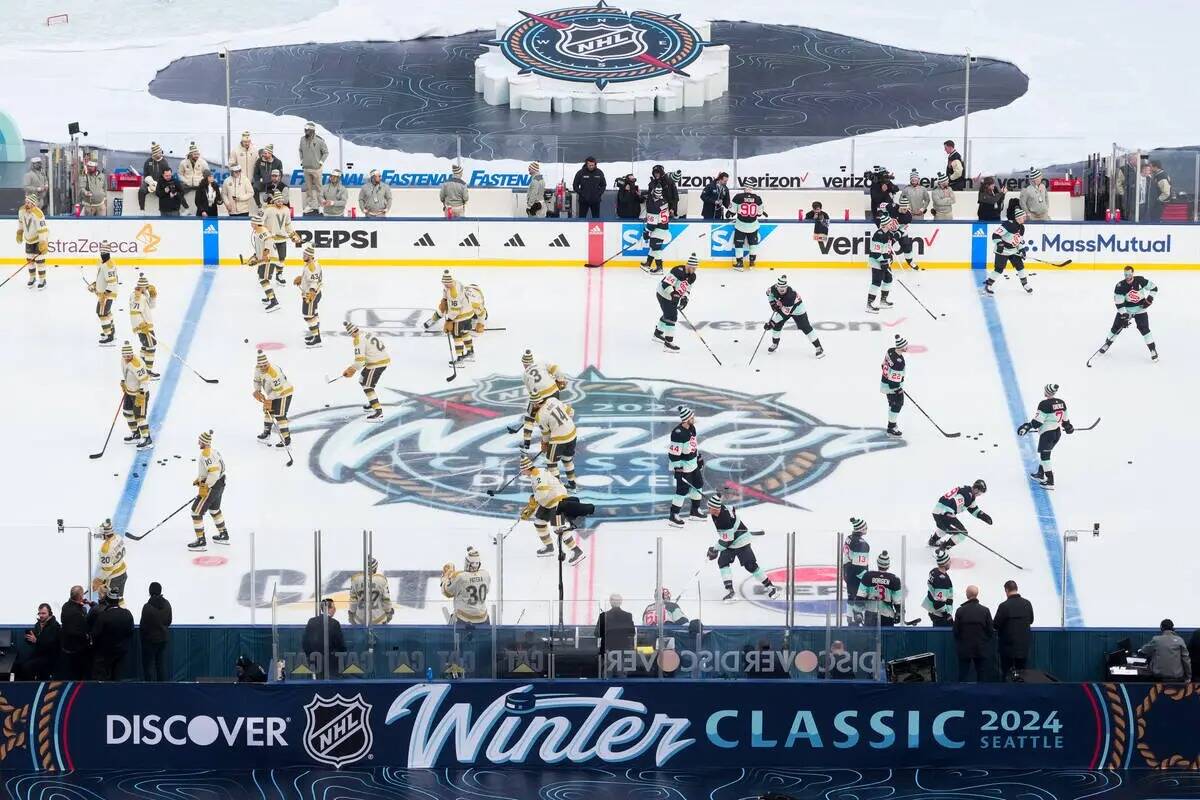 Los Seattle Kraken y los Vegas Golden Knights calientan sobre el hielo antes del partido de hoc ...