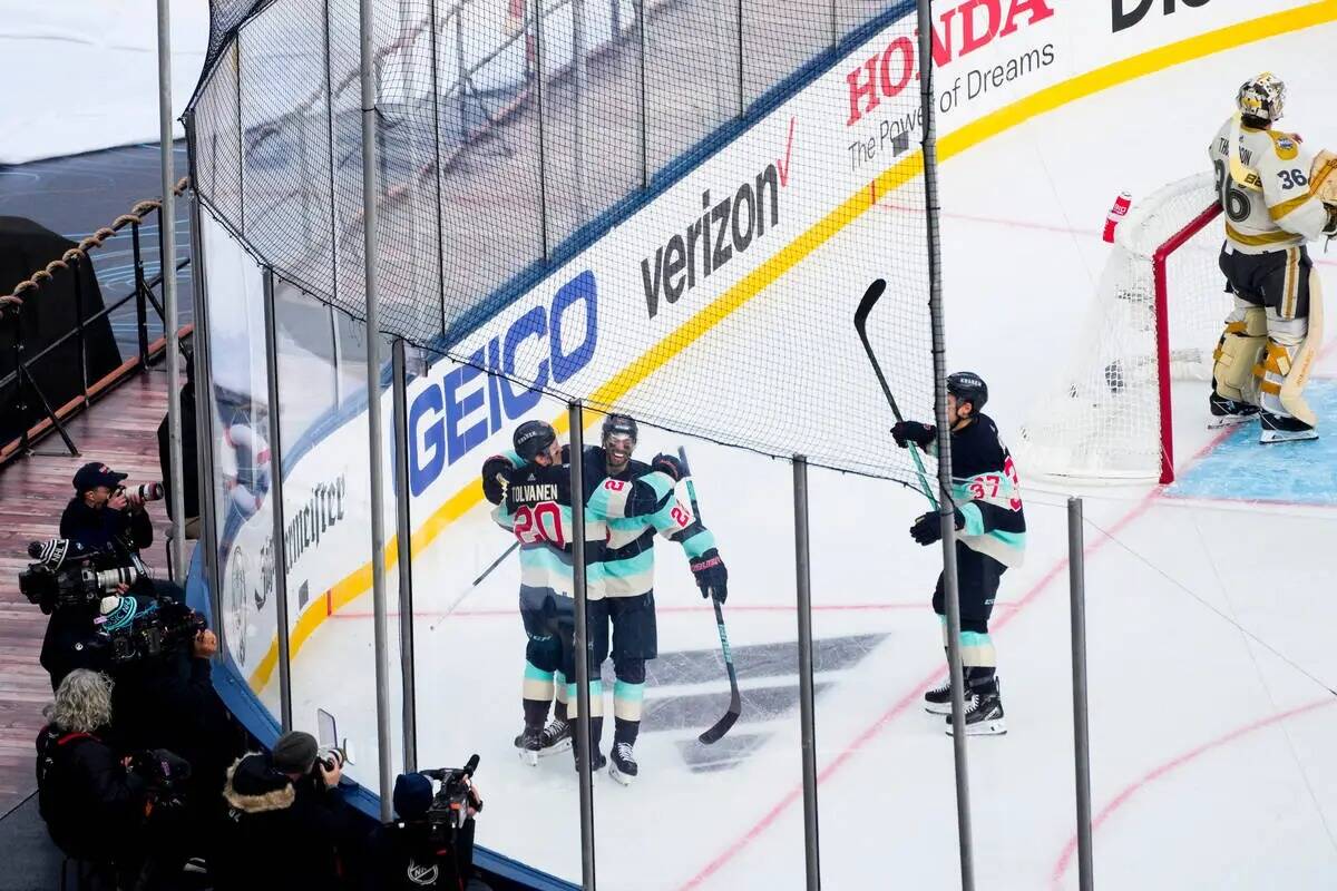 El ala derecha Seattle Kraken Eeli Tolvanen (20) celebra su gol con sus compañeros de equipo a ...