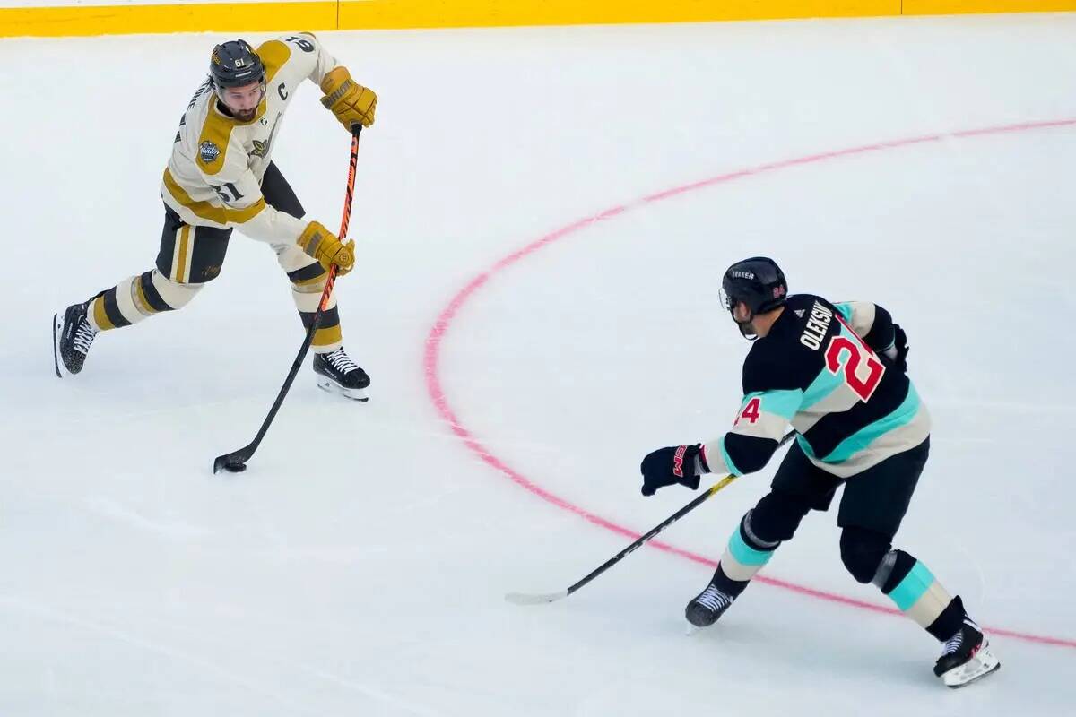 El ala derecha de Vegas Golden Knights Mark Stone, izquierda, hace un tiro contra el defensa de ...