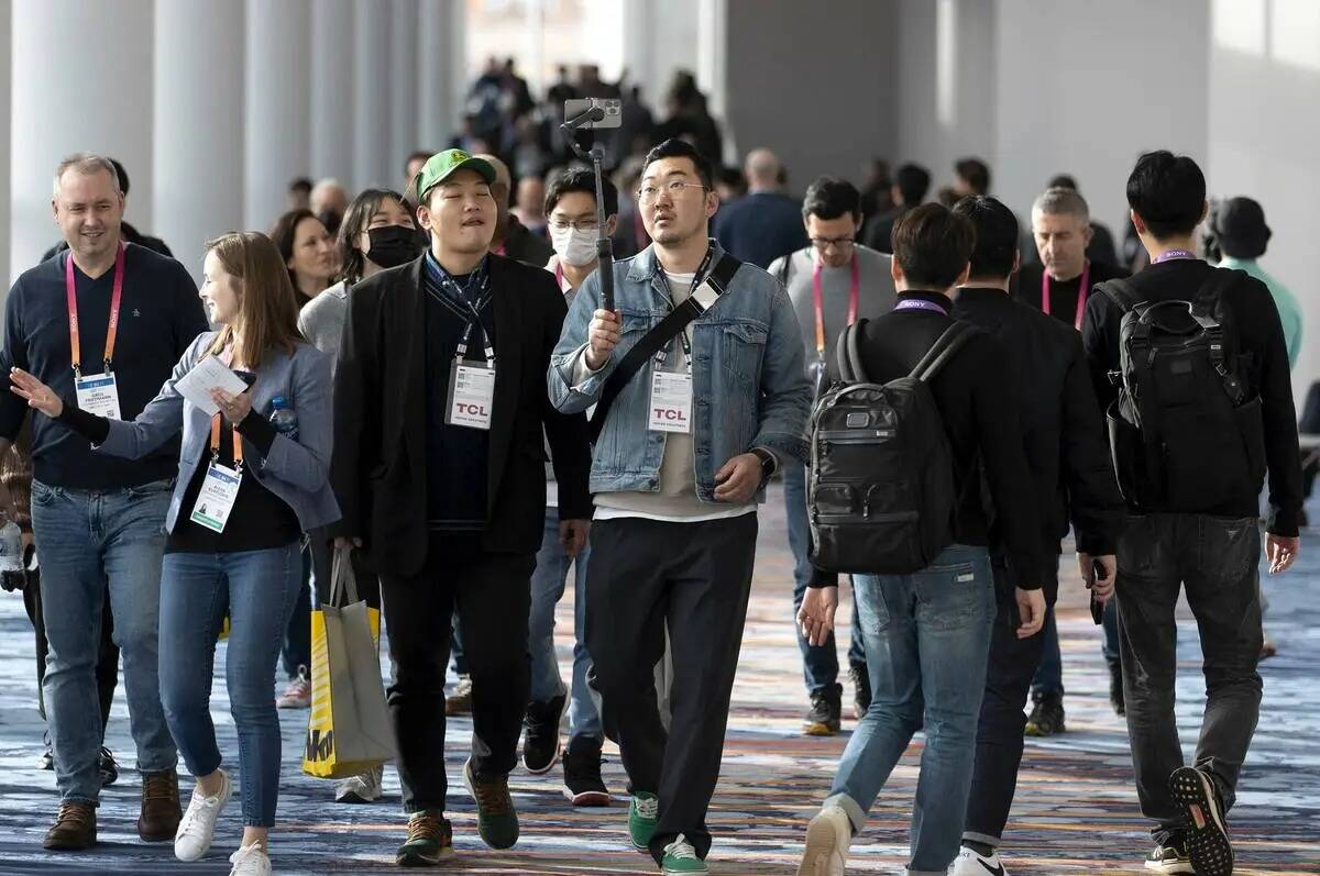 Los asistentes se desplazan entre los pabellones durante la feria tecnológica CES en Las Vegas ...