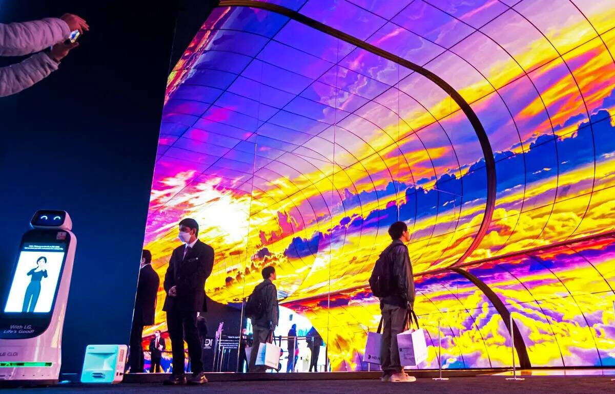 La silueta de una pantalla OLED en el stand de LG durante el último día del CES en Las Vegas ...