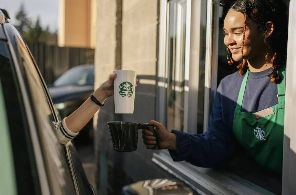Starbucks ahora permite a los clientes usar sus propios vasos para pedidos por teléfono y auto ...