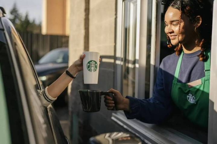 Starbucks ahora permite a los clientes usar sus propios vasos para pedidos por teléfono y auto ...