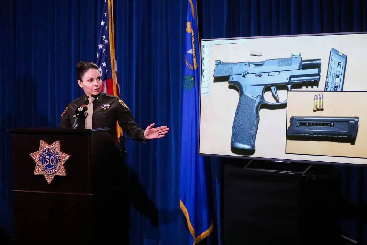 El ayudante del alguacil Sasha Larkin hace una petición a una imagen del arma de un sospechoso ...