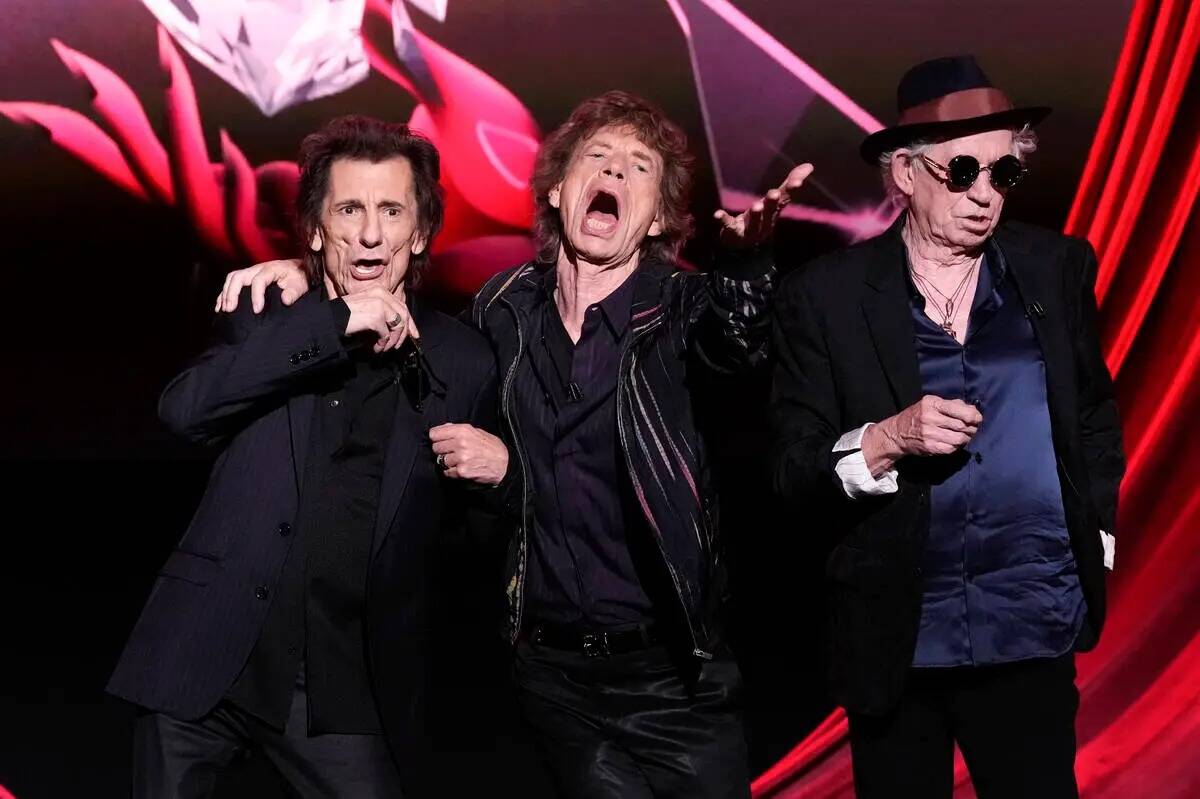 Ronnie Wood, desde la izquierda, Mick Jagger y Keith Richards posan para los fotógrafos en la ...