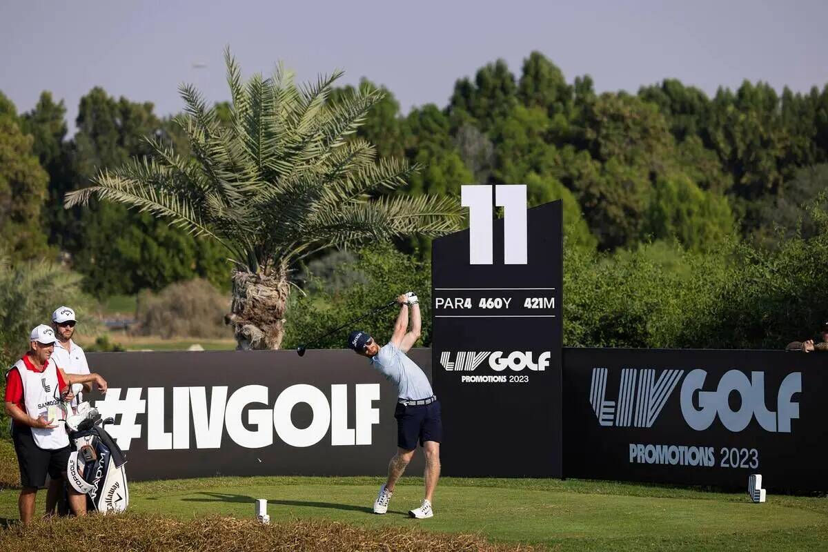 Kieran Vincent de Zimbabwe golpea su golpe desde el tee del 11 durante la ronda final del LIV G ...