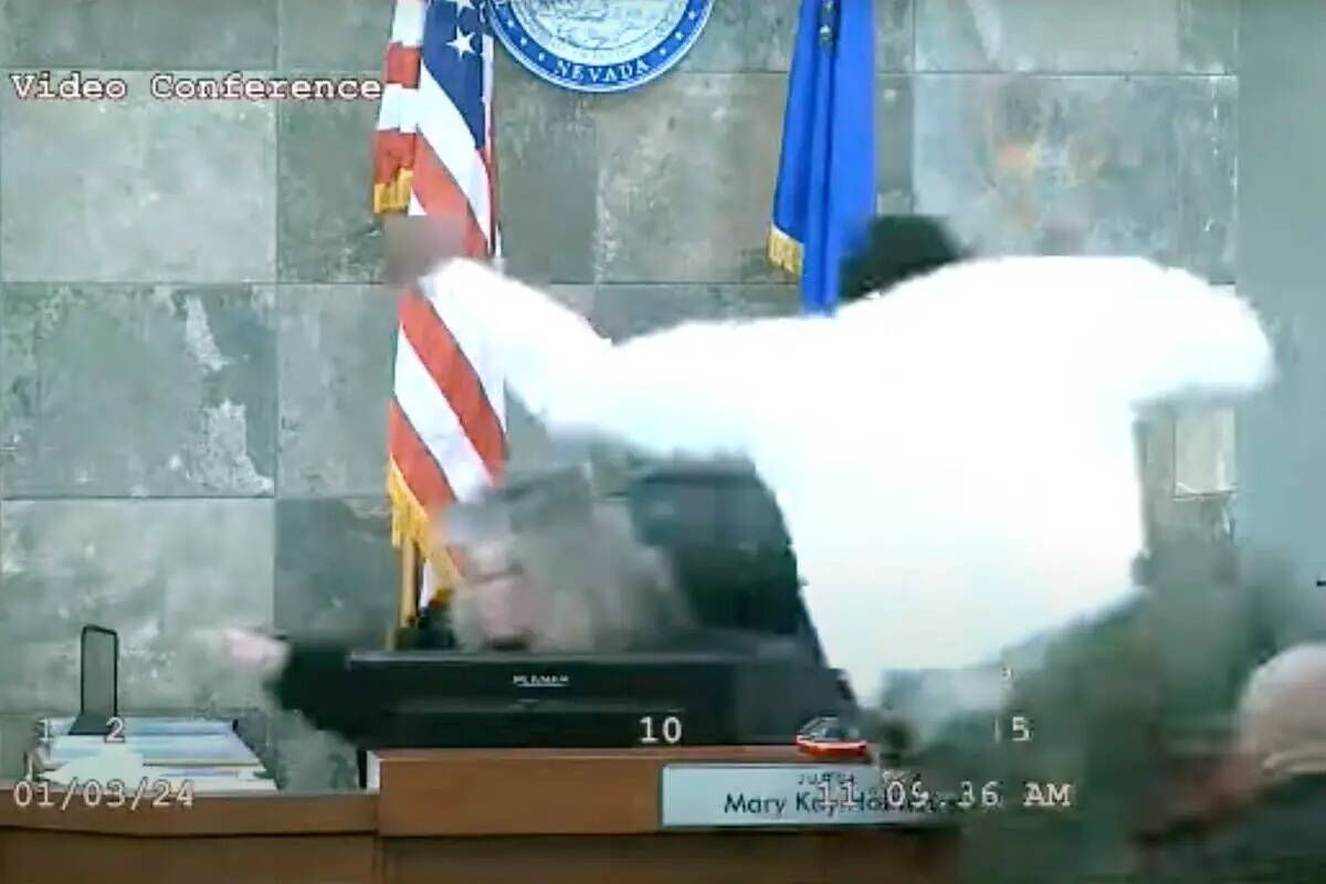 Esta es una captura de pantalla de video del acusado Deobra Redden atacando a la juez Mary Kay ...