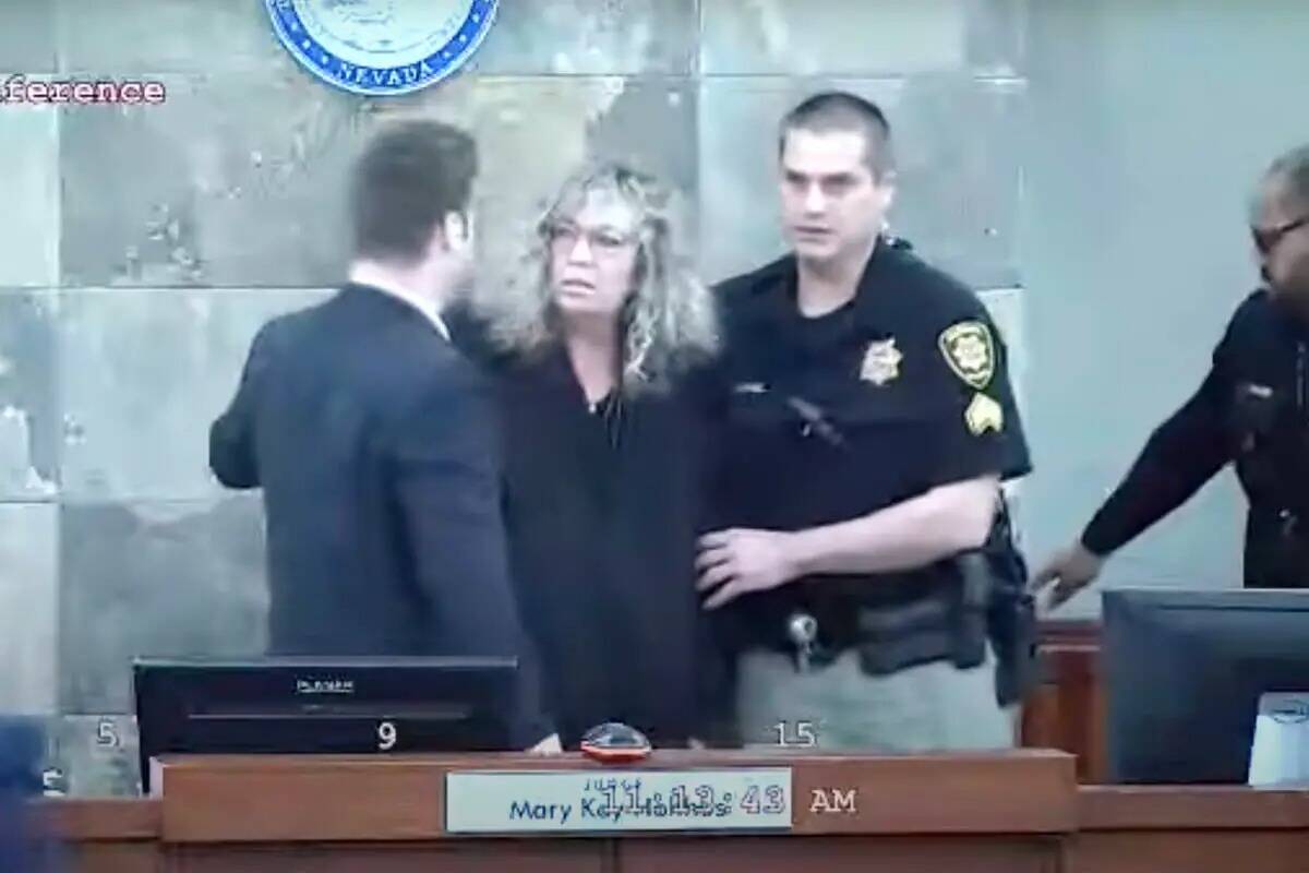 Esta es una captura de pantalla de video de la jueza Mary Kay Holthus siendo ayudada después d ...