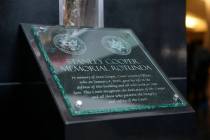 La placa conmemorativa de Stan Cooper en el interior del Palacio de Justicia Lloyd George de Es ...