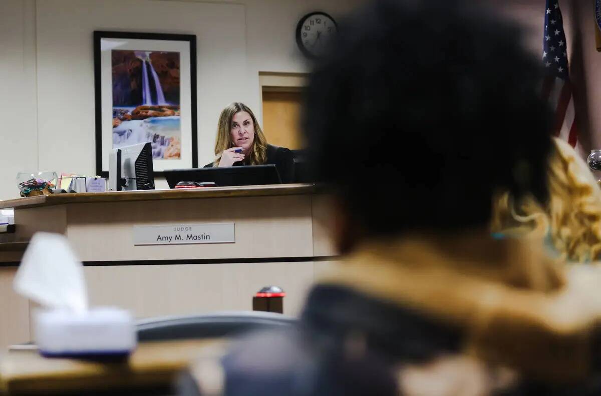 La jueza Amy Mastin del Tribunal Familiar del Condado Clark se dirige a la madre de uno de los ...