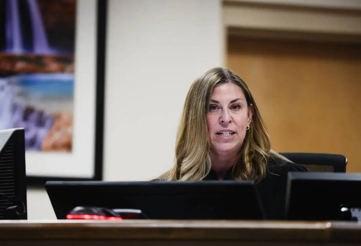 La jueza del Tribunal Familiar del Condado Clark, Amy Mastin, preside una audiencia de certific ...