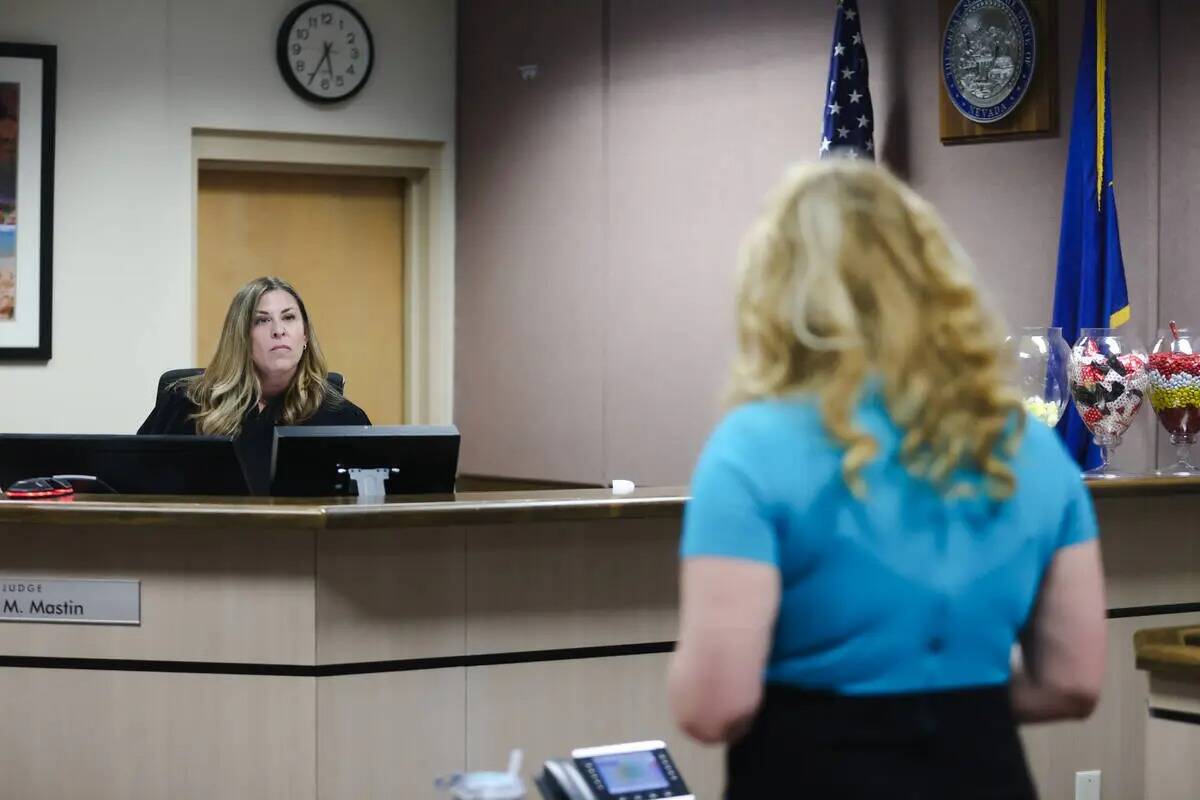 La jueza del Tribunal Familiar del Condado Clark, Amy Mastin, se dirige a la fiscal Summer Clar ...