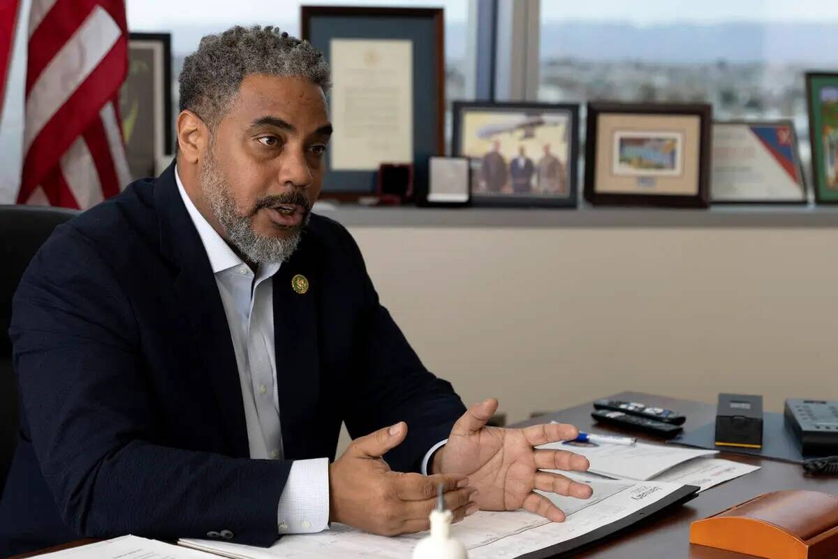 El representante Steven Horsford, demócrata por Nevada, habla con el Review-Journal en su ofic ...