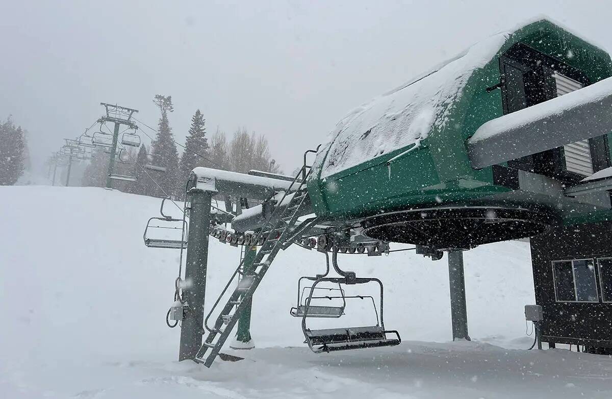 La primera tormenta de nieve del invierno dejó caer 16 pulgadas de nieve en Lee Canyon el mié ...