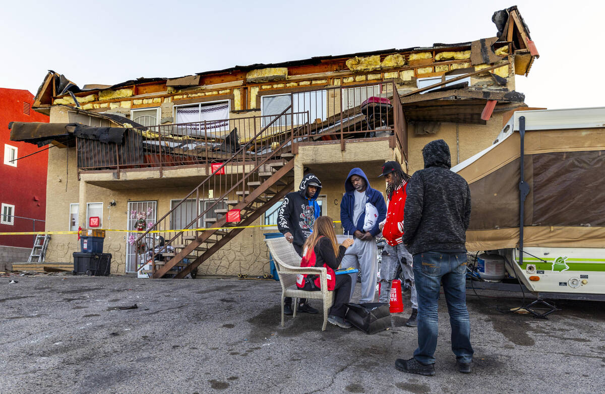 La Cruz Roja ayuda a los desplazados por el colapso del techo de un edificio de apartamentos en ...