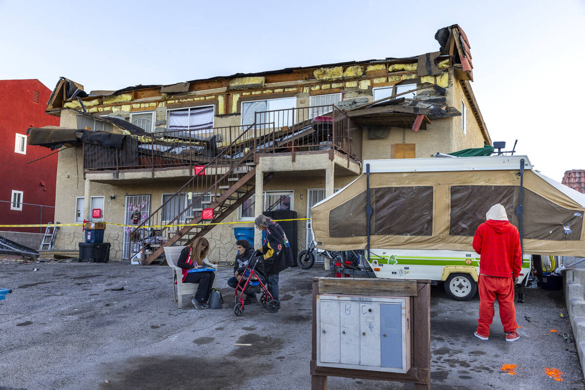 La Cruz Roja ayuda a los desplazados por el colapso del techo de un edificio de apartamentos en ...