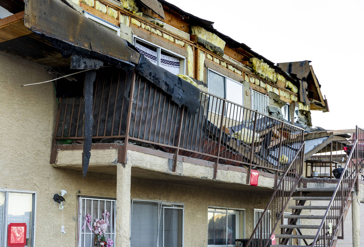 Escombros esparcidos por el balcón de arriba tras colapso del techo de un edificio de apartame ...