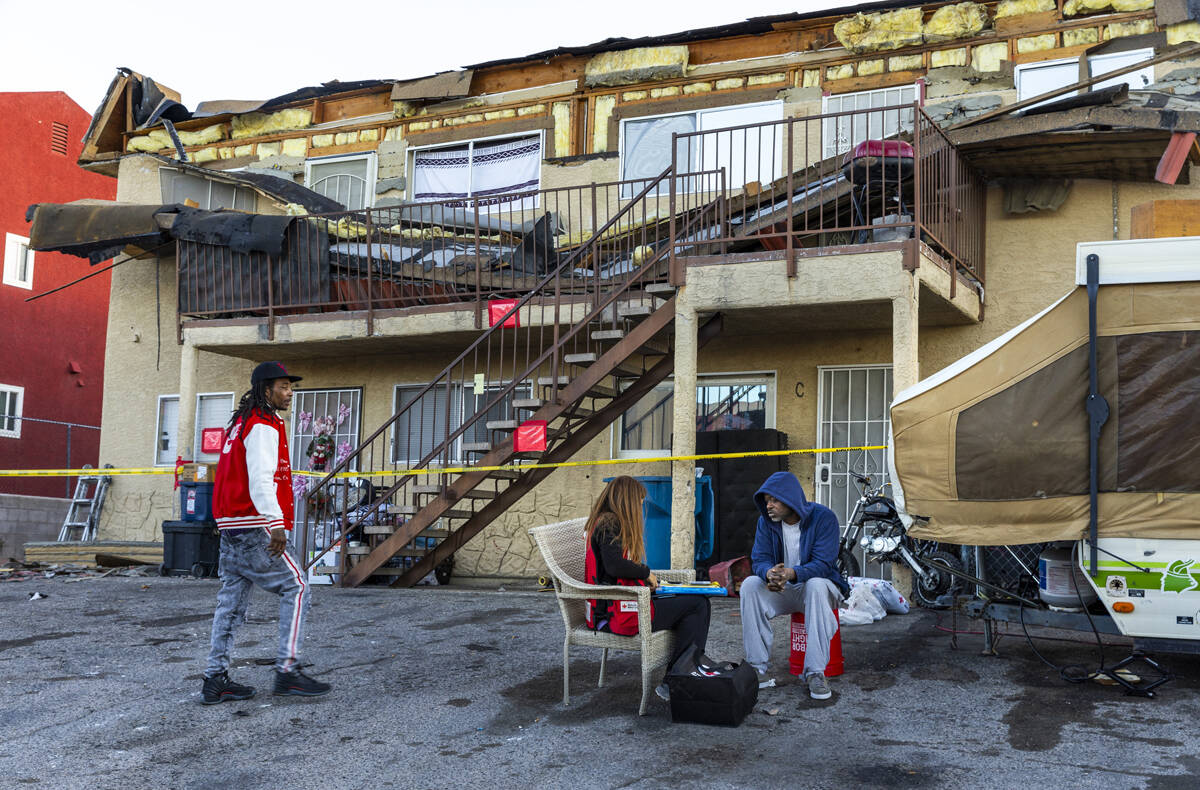 La Cruz Roja ayuda a los desplazados por el colapso del techo de un edificio de apartamentos en ...