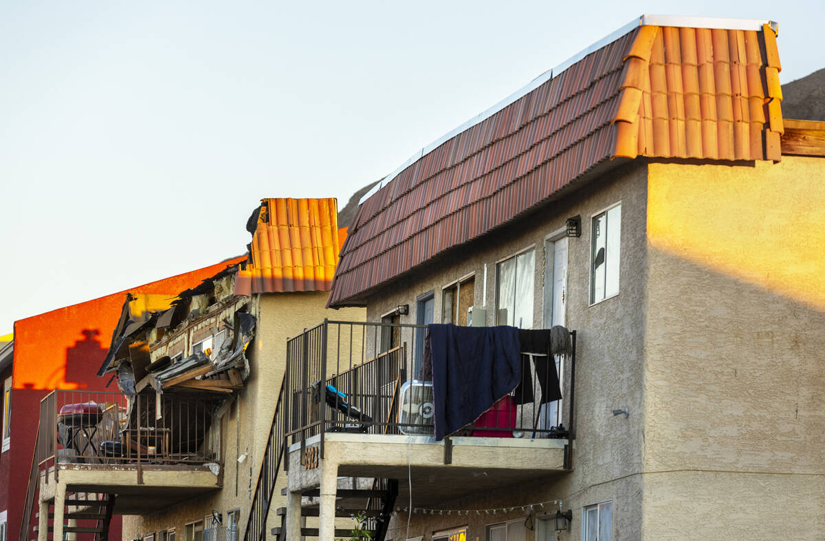 Escombros esparcidos por el balcón de arriba tras colapso del techo de un edificio de apartame ...