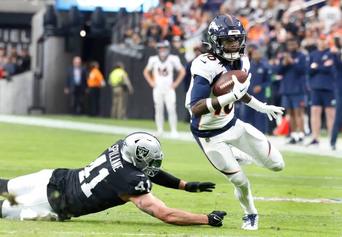 El wide receiver de los Denver Broncos Jerry Jeudy (10) evita una tacleada del linebacker de lo ...